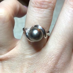 Black pearl and white gold ring